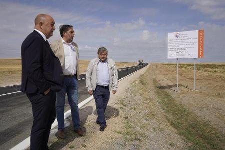 Imagen Atrás  Miguel Ángel de Vicente visita el resultado de la mejora realizada por la Diputación en la carretera entre Añe y Carbonero de...